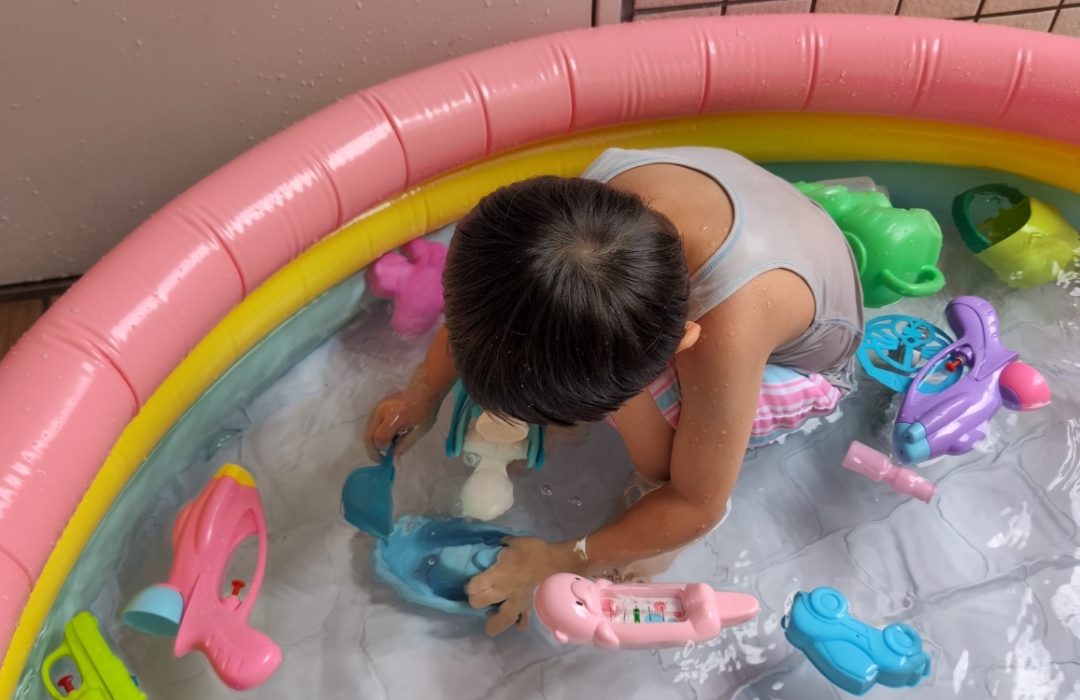 プールで水遊びの様子